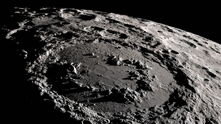 Imagem crateras da Lua que poderão ser muito metálicas