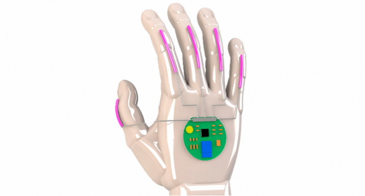 Protótipo de mão com sensores elétricos e uma placa de circuito.