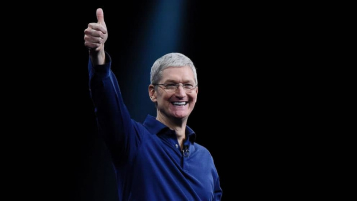 Imagem do CEO da Apple satisfeito com os 2 biliões de dólares