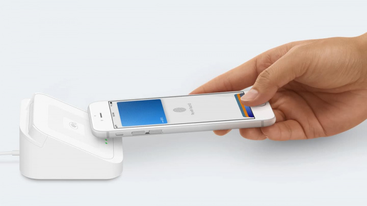 Imagem de terminal de pagamento com iPhone e Apple Pay