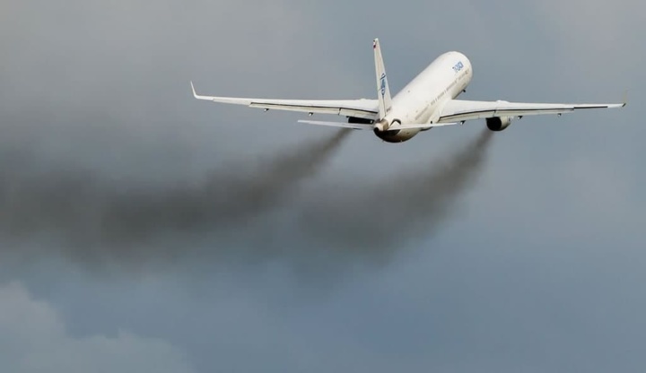 Ilustração da poluição do meio ambiente pela aviação atual