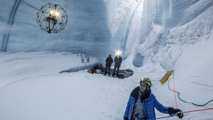 Imagem drone Elios nas cavernas de gelo da Gronelândia