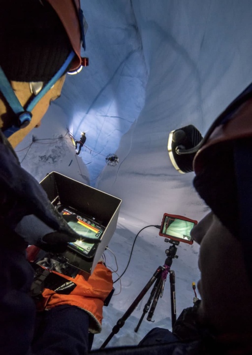Imagens do drone em direto dentro das grutas de gelo