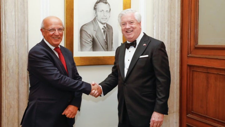 Image of US Ambassador George Glass and Santos Silva