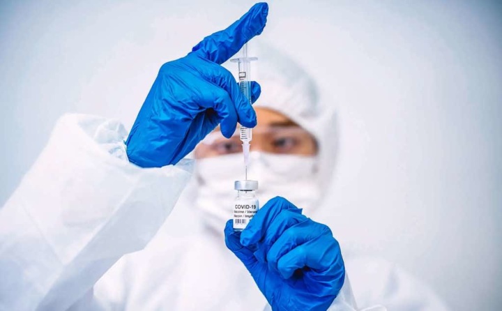 COVID-19: Vacina da Pfizer/BioNTech tem "perfil de segurança favorável"
