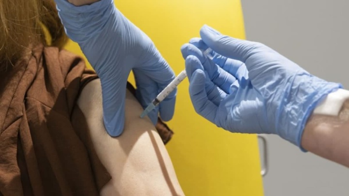 Imagem paciente a ser vacinado com vacina contra a COVID-19