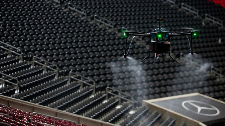 Imagem de drone a desinfetar o estádio para combater a propagação da COVID-19