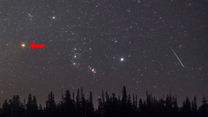 A estrela da constelação de Órion tem um ponto vermelho brilhante