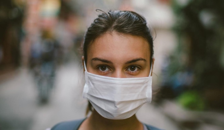 COVID-19: Uso de máscara reduz para metade o número de infeções