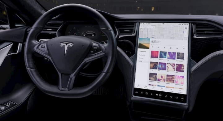 Tesla: Ter rádio AM/FM nos Model S e Model X custa 520 €