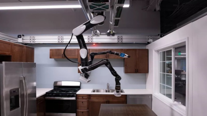 Robô suspenso no teto a auxiliar nas tarefas domésticas.