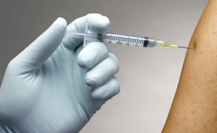 COVID-19: Posts a desencorajem a vacinação? Facebook vai proibir
