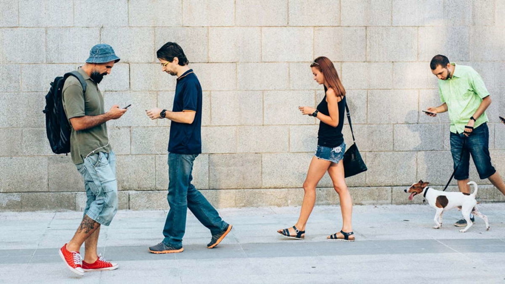 Usar o smartphone a andar na rua? Android vai alertar para que não o faça