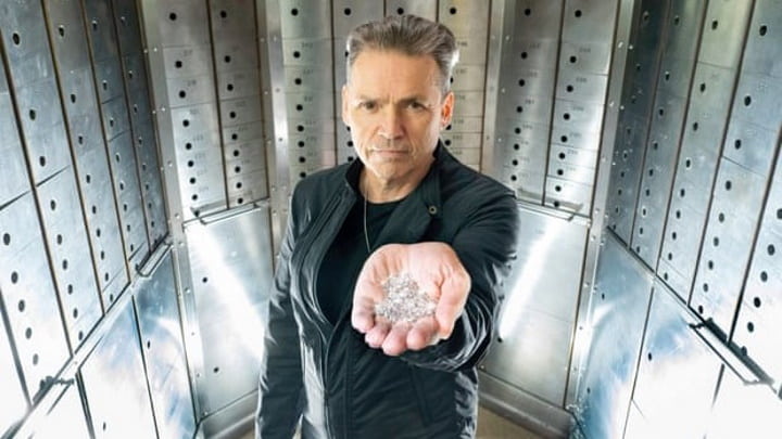 Dale Vince com diamantes desenvolvidos através do céu