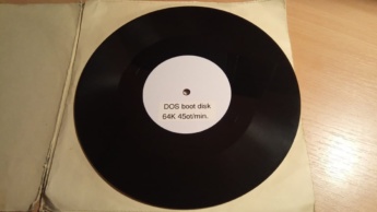 Imagem de um disco de vinil com o MS-DOS