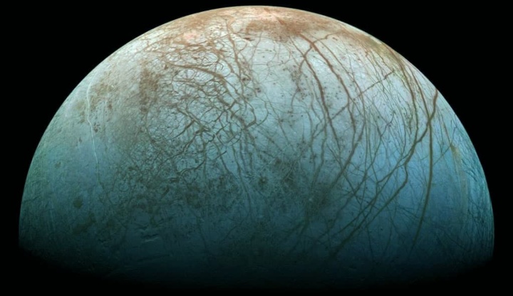 Ilustração da lua de Júpiter, Europa, com o gelo a brilhar