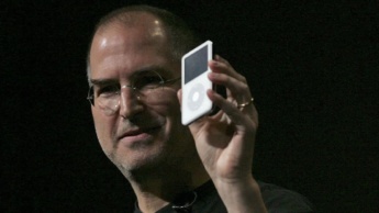 Imagem Steve Jons com o iPod que salvou a música