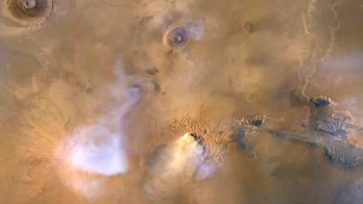 Imagem da atmosfera alta de Marte com indícios de água