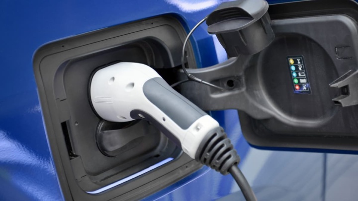 Carros elétricos são bem menos poluentes que os a combustíveis fósseis