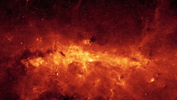 Imagem do centro da Via Láctea incandescente de poeira