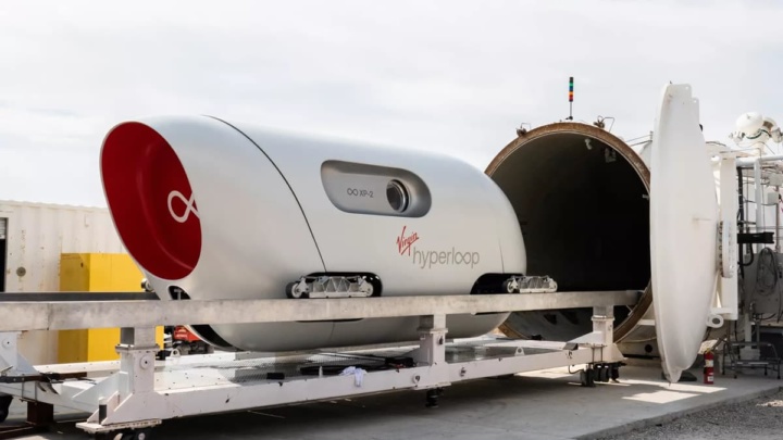 Imagem do Virgin Hyperloop com passageiros