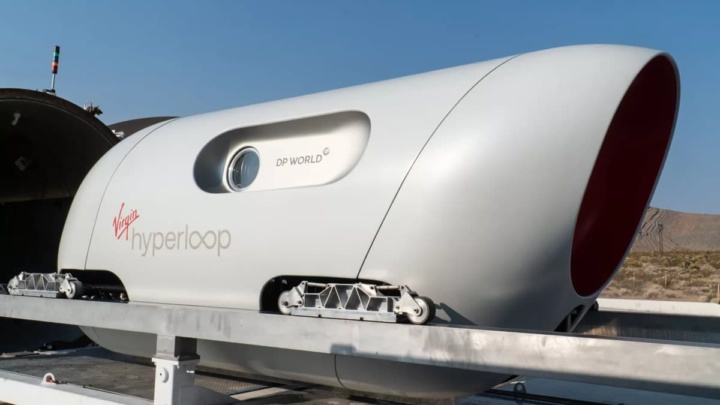 Imagem do Virgin Hyperloop com passageiros
