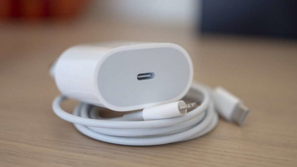 Brasil multa a Apple em 1,9 milhões por não incluir carregador na caixa do iPhone 12