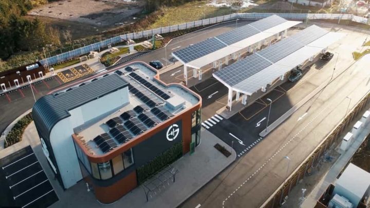 Estação de serviço exclusiva para carregamento de carros elétricos e alimentada a energia solar.