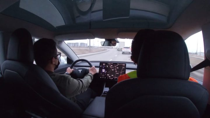 Imagem Tesla com Piloto AUtomático em exame de condução