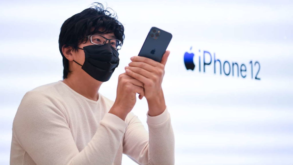 Apple: Garantia do iPhone 12 não será afetada se usar um carregador não oficial
