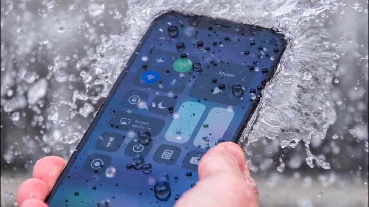 Imagem iPhone debaixo de água segundo a Apple