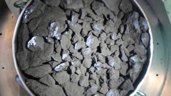 Imagem de material extraído do asteroide Ryugu