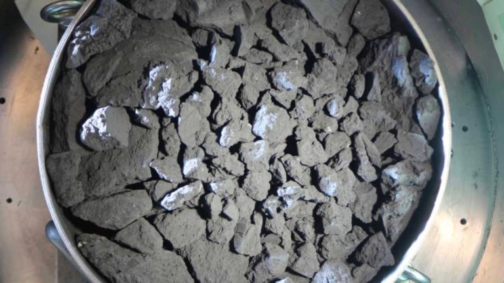 Imagem de material extraído do asteroide Ryugu