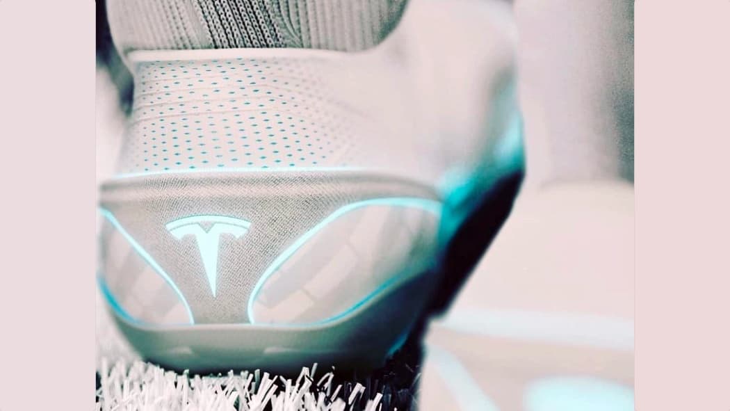El ex diseñador Nike Adidas mostró botas de fútbol Tesla conceptuales