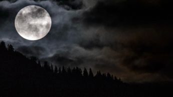 Imagem Lua cheia que influência os humanos na Terra