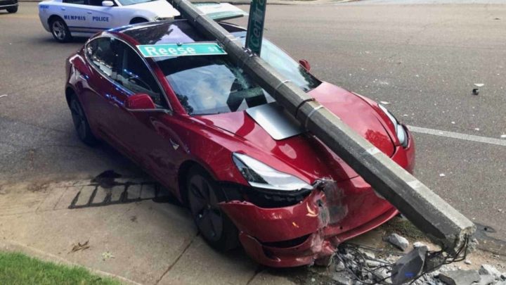 Tesla: Acidentes acontecem porque condutores trocam pedais
