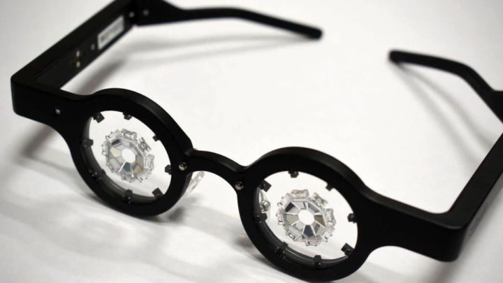 Óculos inteligentes para correção de miopia.
