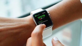 Imagem Apple Wtach a monitorizar a pressão arterial