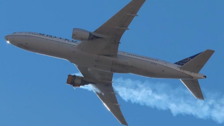 Imagem do Boeing 777 com o motor a arder em pleno voo