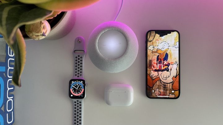 Imagem do HomePod mini da Apple com o sistema Encontrar com a voz Siri