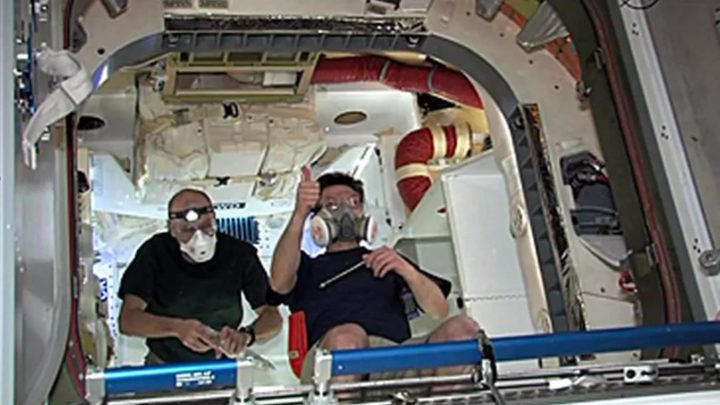 Imagem dos astronautas da NASA com proteção contra a COVID-19