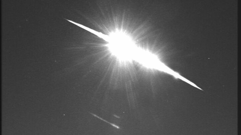 Meteoro ilumina o céu do Reino Unido e é descrito como “bola de fogo”