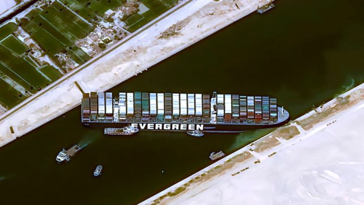 Imagem do navio de 400 metros Ever Given a fechar o Canal do Suez