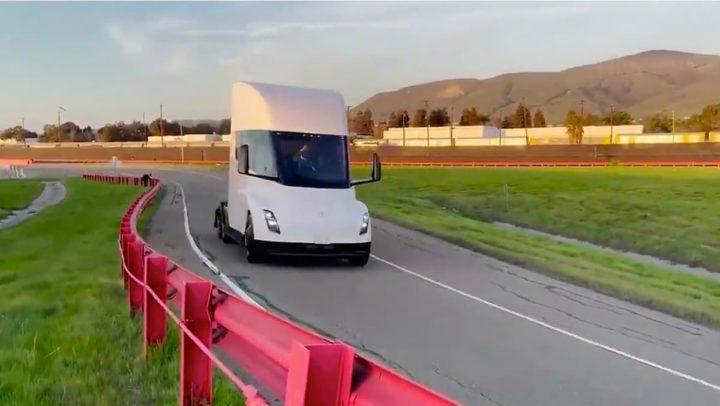 Imagem do camião Tesla Semi que Elon Musk quer lançar ainda este ano