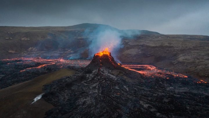 Imagem do vulcão em erupção na Islândia expele lava e drone filma tudo