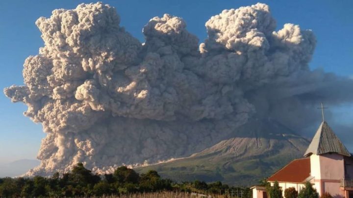Vulcão Sinabung em erupção