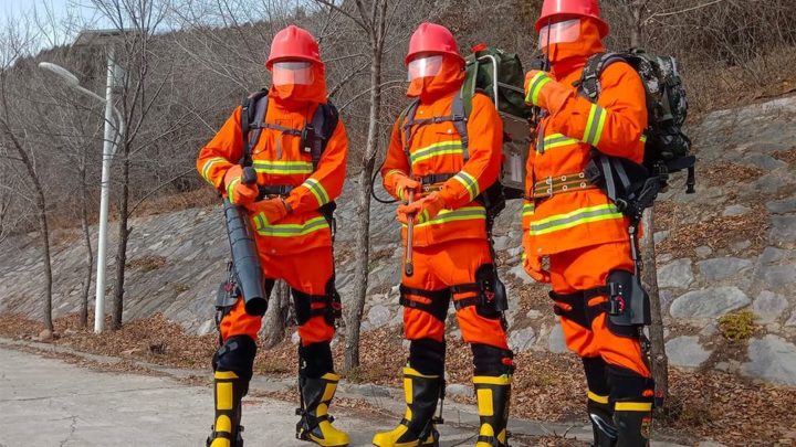 Imagem bombeiros na China que usam exoesqueleto