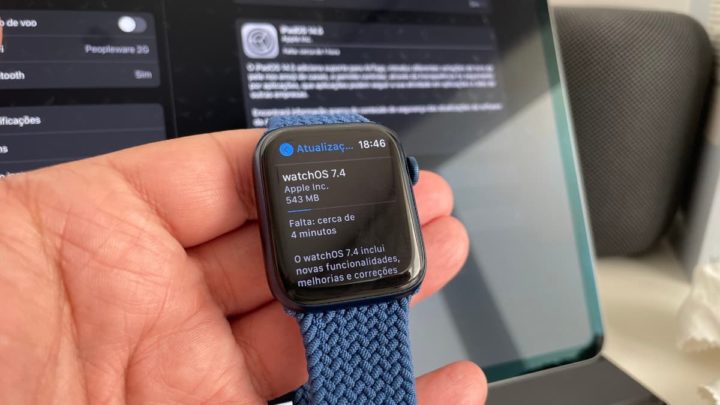 Imagem Apple Watch com watchOS 7.4 em atualização