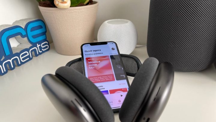 Imagen de Apple Music con AirPods Max, iphone 12 Pro