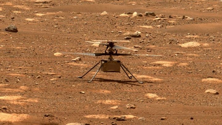 Imagem do helicóptero da NASA, o Ingenuity, no solo de Marte